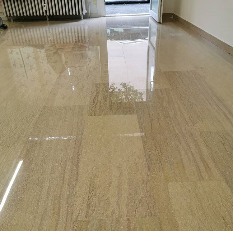بازتاب پنجره روی کف سنگی پرداخت‌شده در نمونه‌کار استارساب